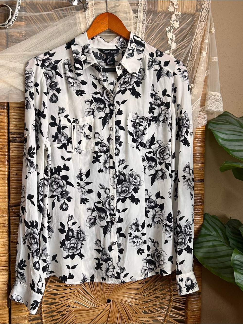 White House Black Market silk blouse size 10 white and black button up - Picture 7 of 7